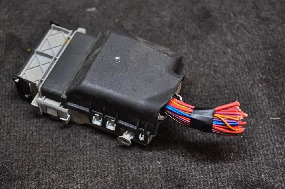 Drošinātāju kārba (komplekts) – Opel Astra J (2010-2015)