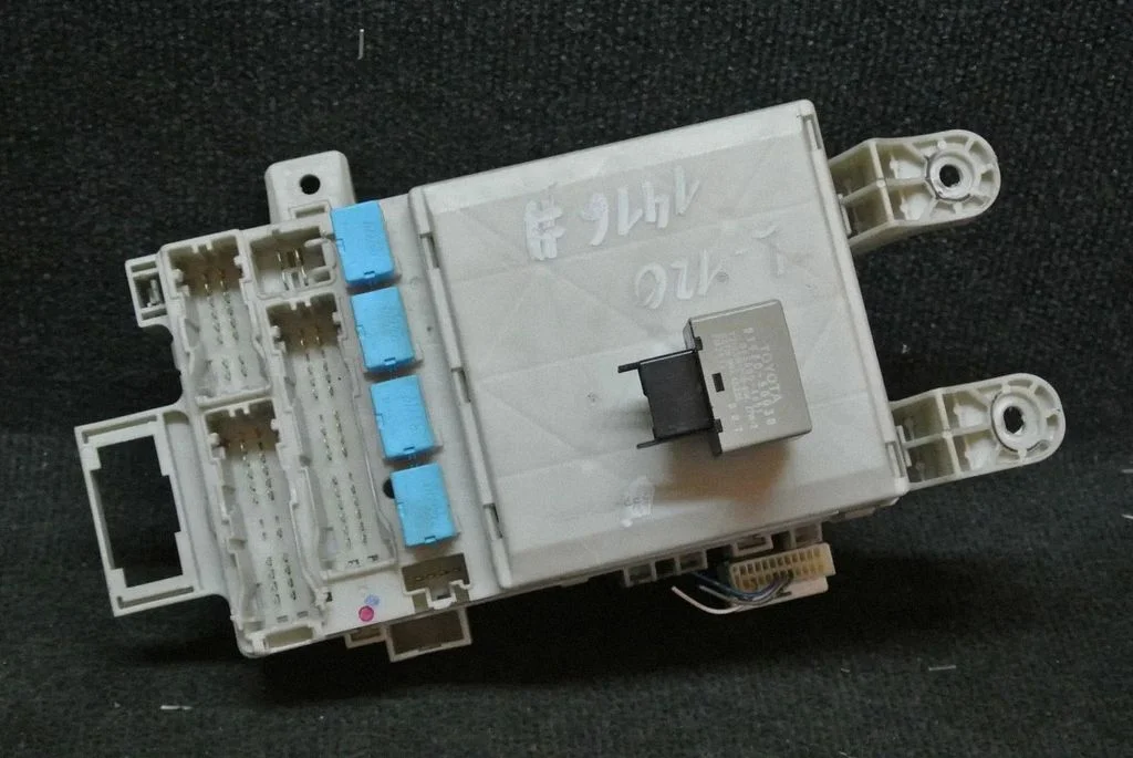 Drošinātāju kārba (komplekts) – Toyota Land Cruiser (J120) (2002-2009)