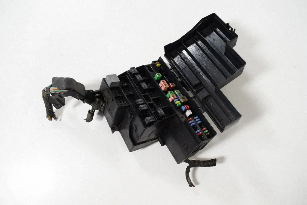 Fuse box set 2R8T14A075C0