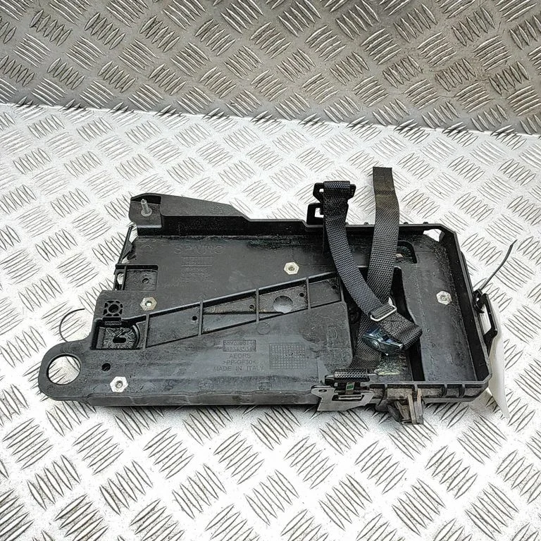 Skrzynka akumulatora 8892098149