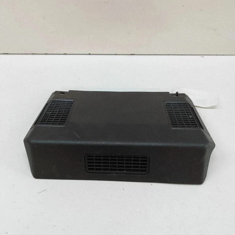 Cita salona detaļa 8V0863051