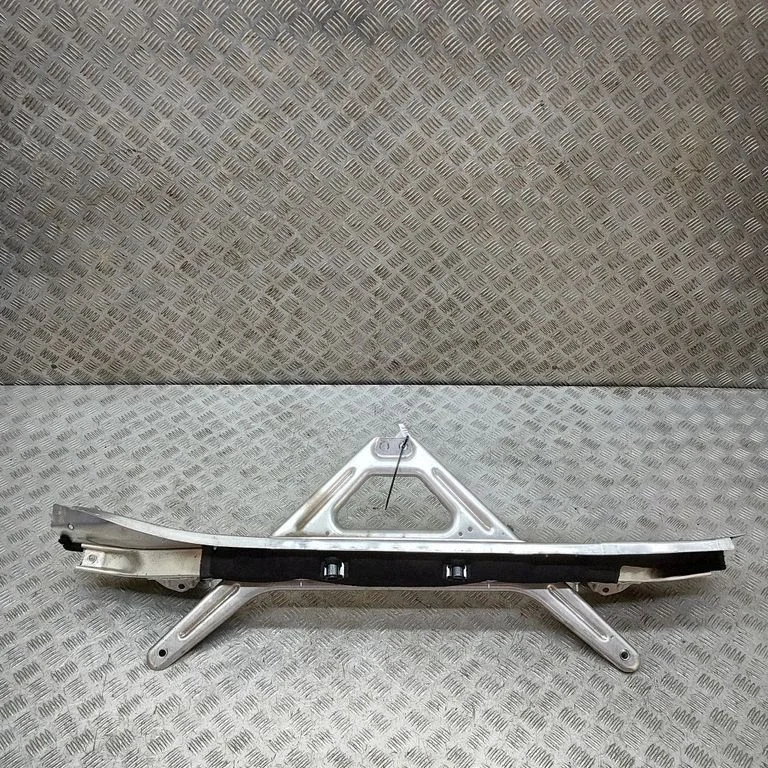 Muu mootoriruumi osa 4M0806391