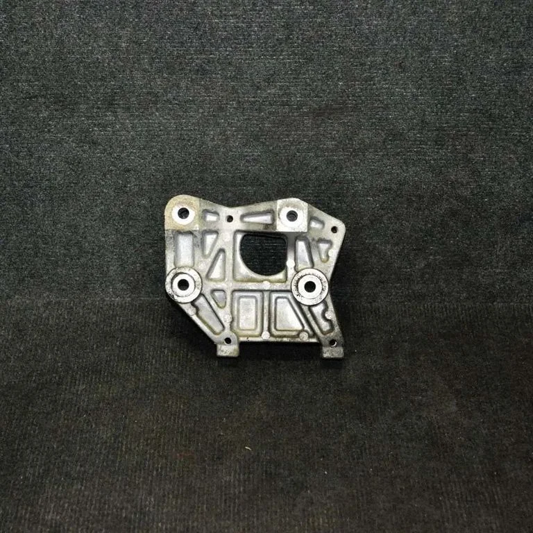 Cita motora nodalījuma detaļa RF7L15810