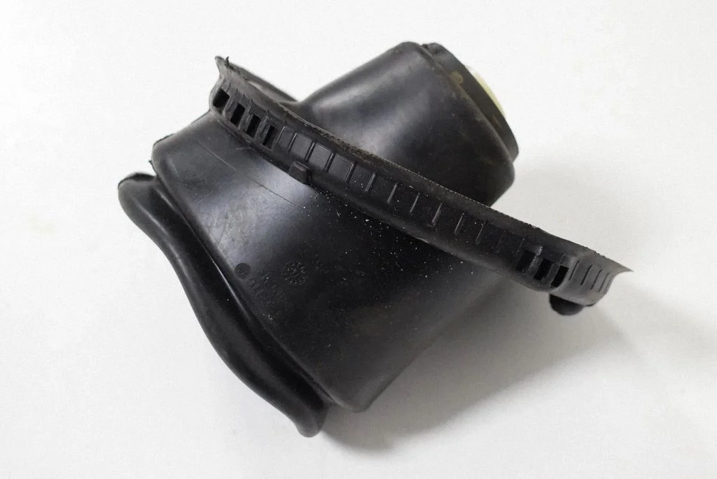 Cita motora nodalījuma detaļa HK833D677