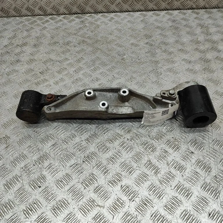 Rear differential/diff mount bracket 32203500