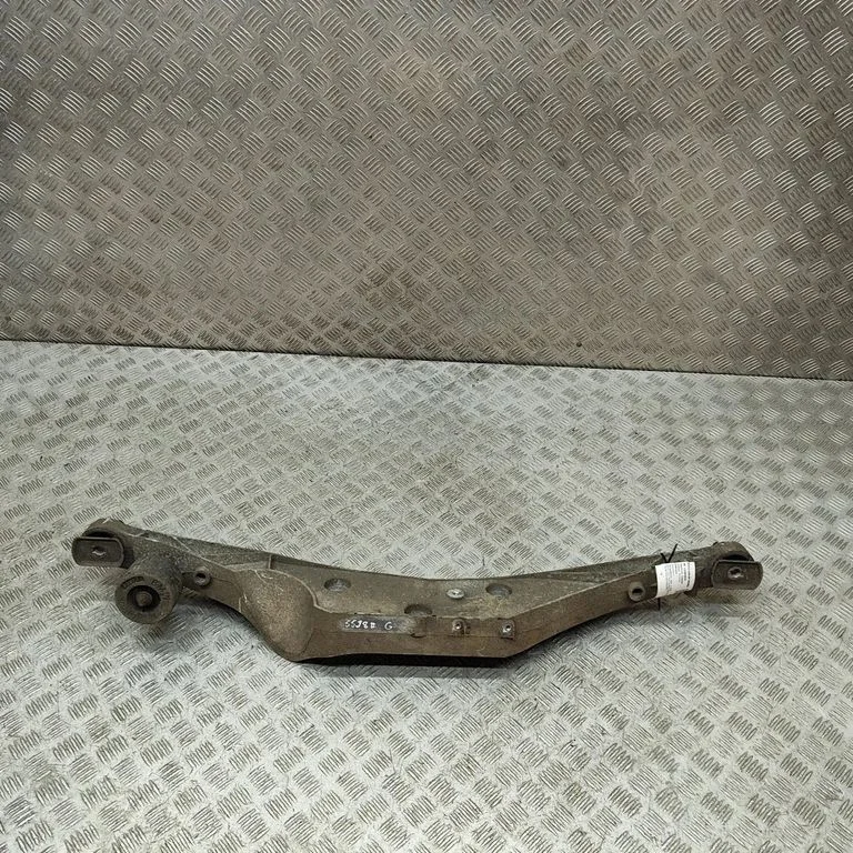 Rear differential/diff mount bracket 6858474