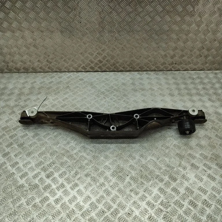Aizmugurējā reduktora kronšteins 6868777