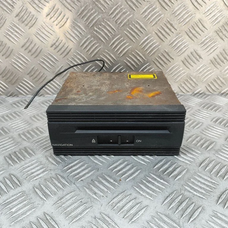 Radio/CD/DVD atskaņotājs/navigācija 4D0919887D