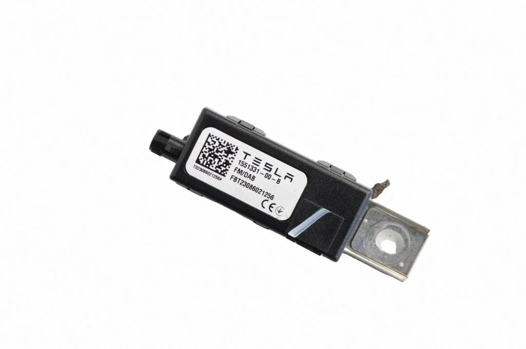 Aerial antenna amplifier – Tesla Model Y (2020-)