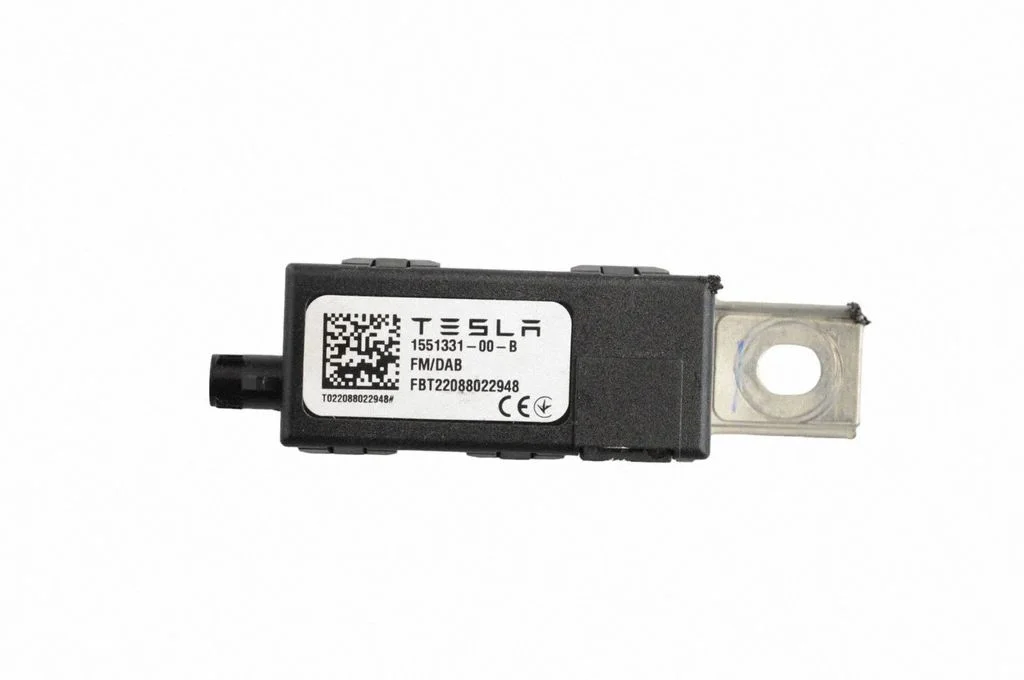 Aerial antenna amplifier – Tesla Model Y (2020-)