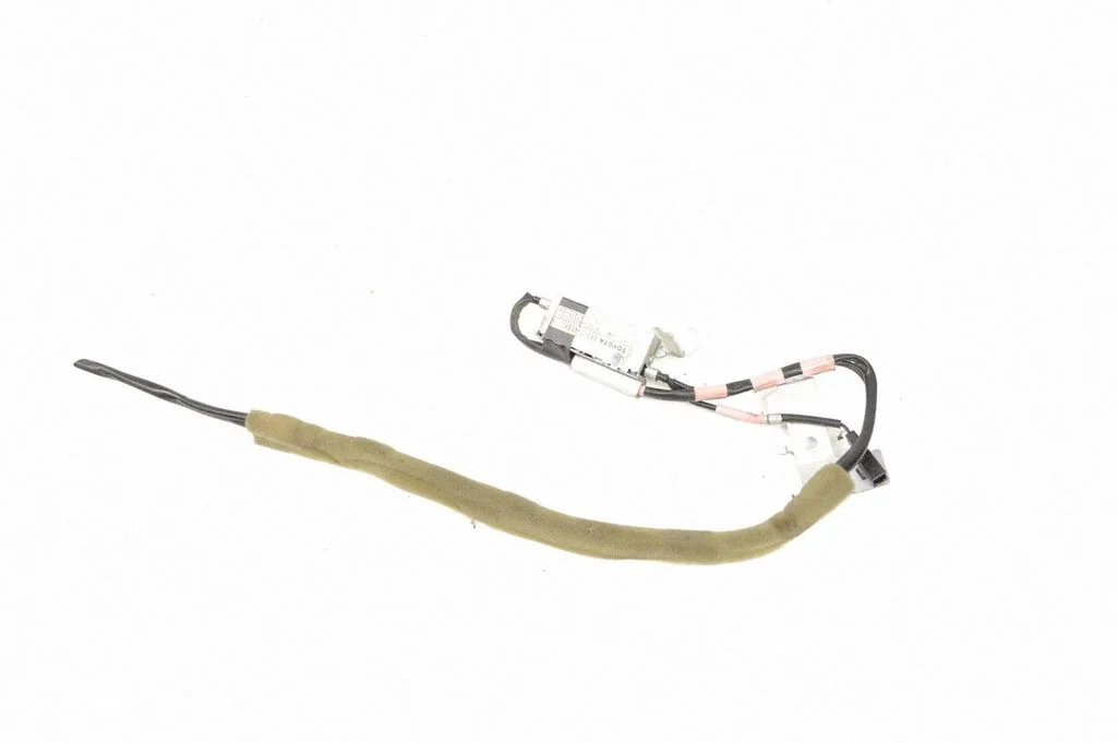 Aerial antenna amplifier – Toyota Land Cruiser (J120) (2002-2009)