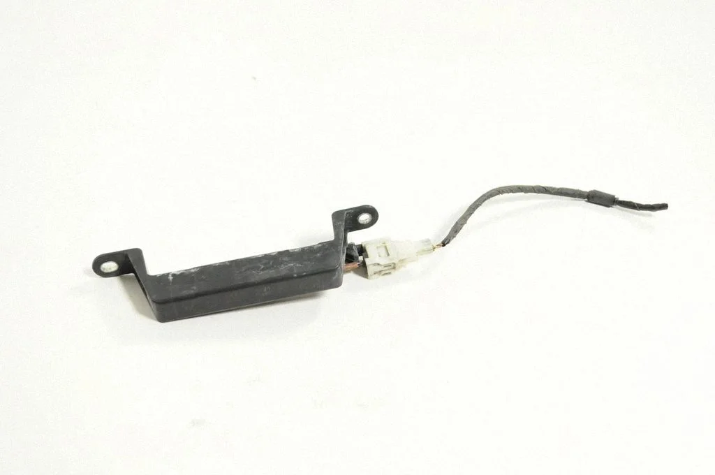 Aerial antenna amplifier – Toyota Land Cruiser (J120) (2002-2009)