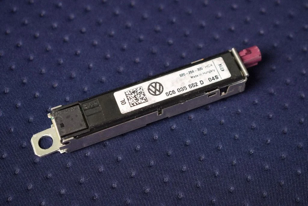 Aerial antenna amplifier – Volkswagen Jetta VI (2011-2018)