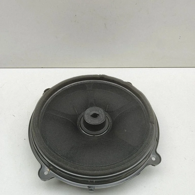 Skaļrunis (-ņi) priekšējās durvīs 23445311