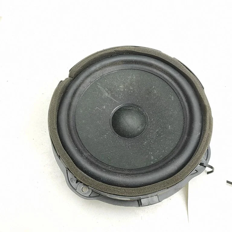 Skaļrunis (-ņi) priekšējās durvīs 83A035415B