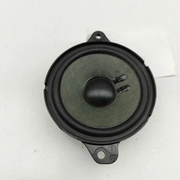 Skaļrunis (-ņi) priekšējās durvīs 8W0035303