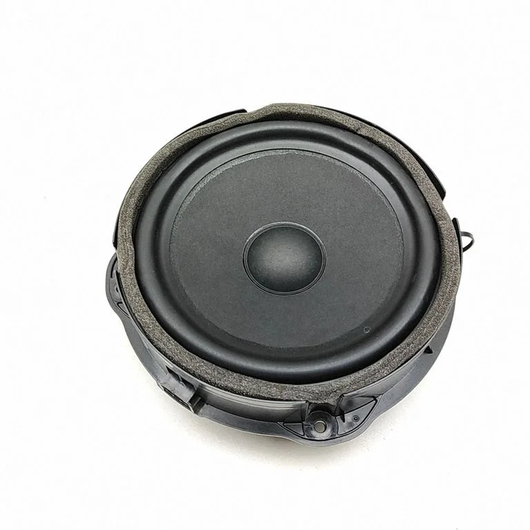 Skaļrunis (-ņi) priekšējās durvīs 83A035415B