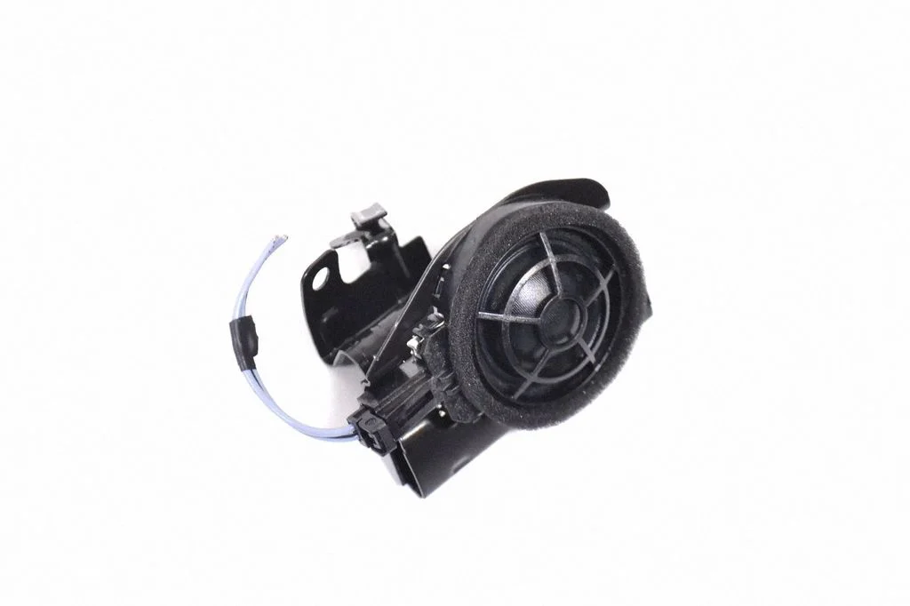 Skaļrunis (-ņi) priekšējās durvīs 80A035400D