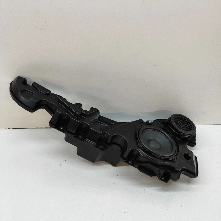 Skaļrunis (-ņi) priekšējās durvīs 4M8035297