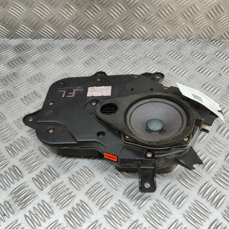 Skaļrunis (-ņi) priekšējās durvīs 8615030300
