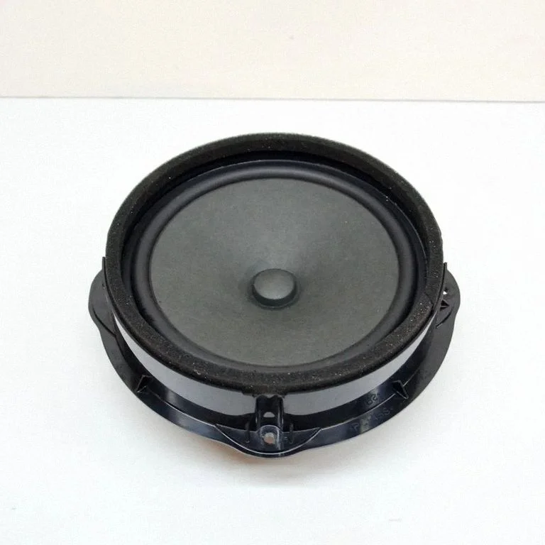 Skaļrunis (-ņi) priekšējās durvīs 8V0035415C