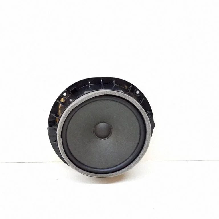 Skaļrunis (-ņi) priekšējās durvīs 80A035415