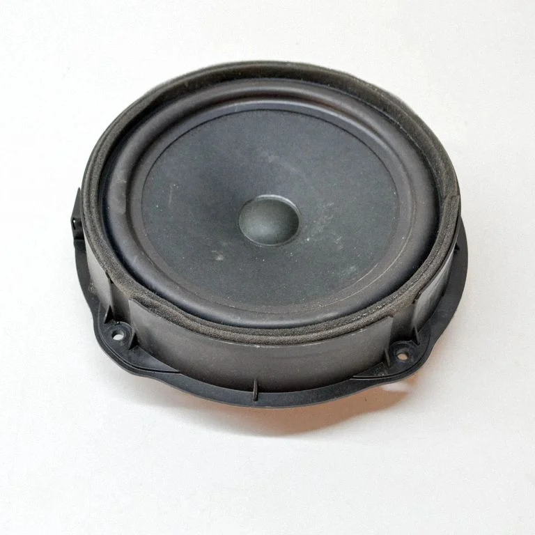 Skaļrunis (-ņi) priekšējās durvīs 83A035415