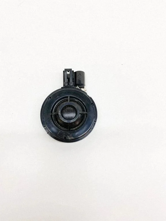 Skaļrunis (-ņi) priekšējās durvīs 8X0035399D