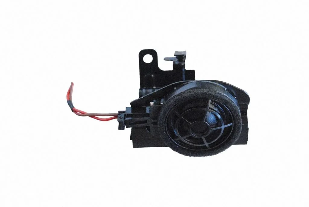 Skaļrunis (-ņi) priekšējās durvīs 80A035400D