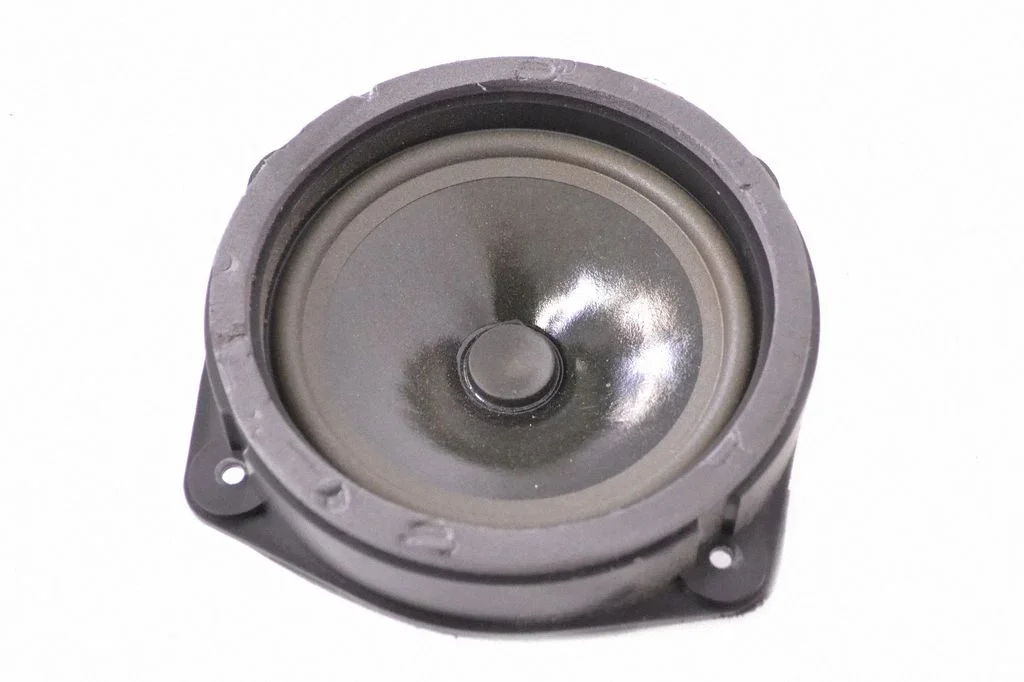 Skaļrunis (-ņi) priekšējās durvīs 3451767