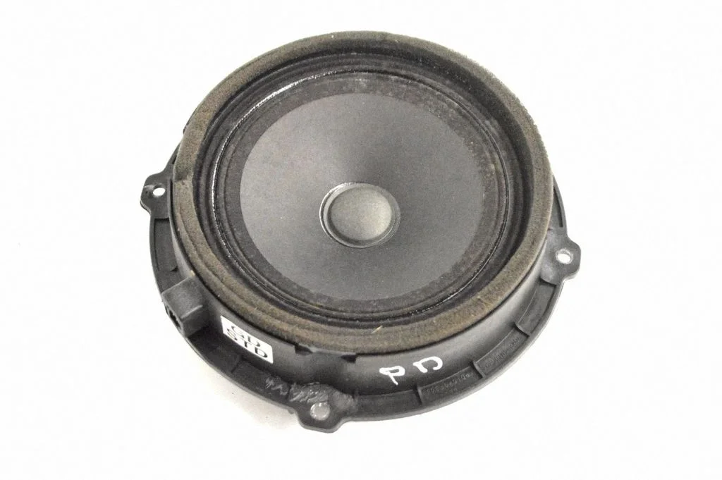 Skaļrunis (-ņi) priekšējās durvīs 96330A5000