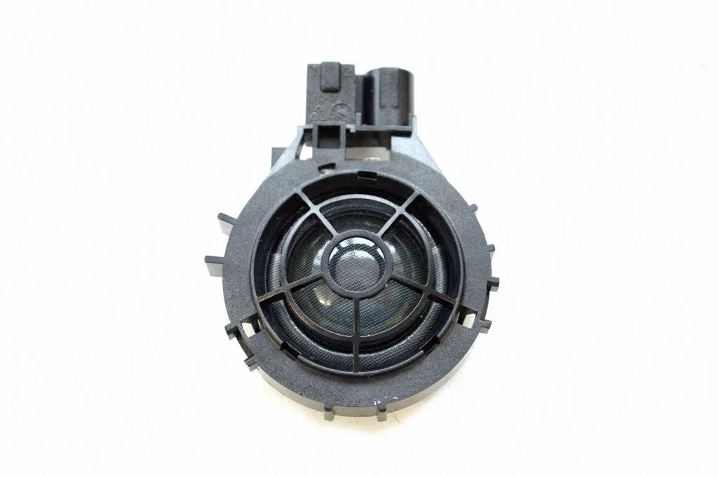 Skaļrunis (-ņi) priekšējās durvīs 8V0035399C