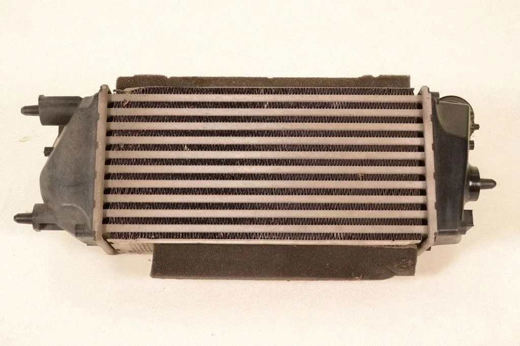 Starpdzesētāja (interkūlera) radiators C1B19L440AD