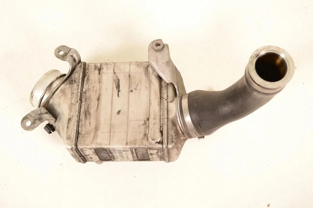Vahejahuti radiaator – BMW 5-seeria F10 F11 (2009-2016)