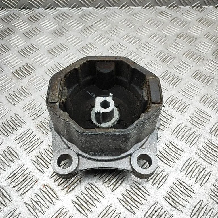 Engine mount bracket 31686296
