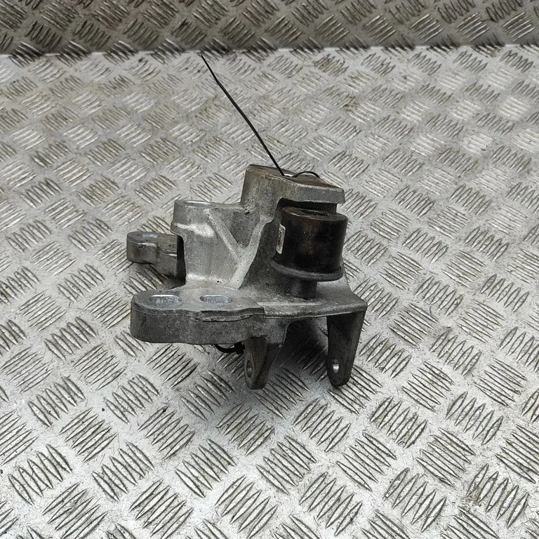 Mootori kinnituskronstein K8D26P096AA