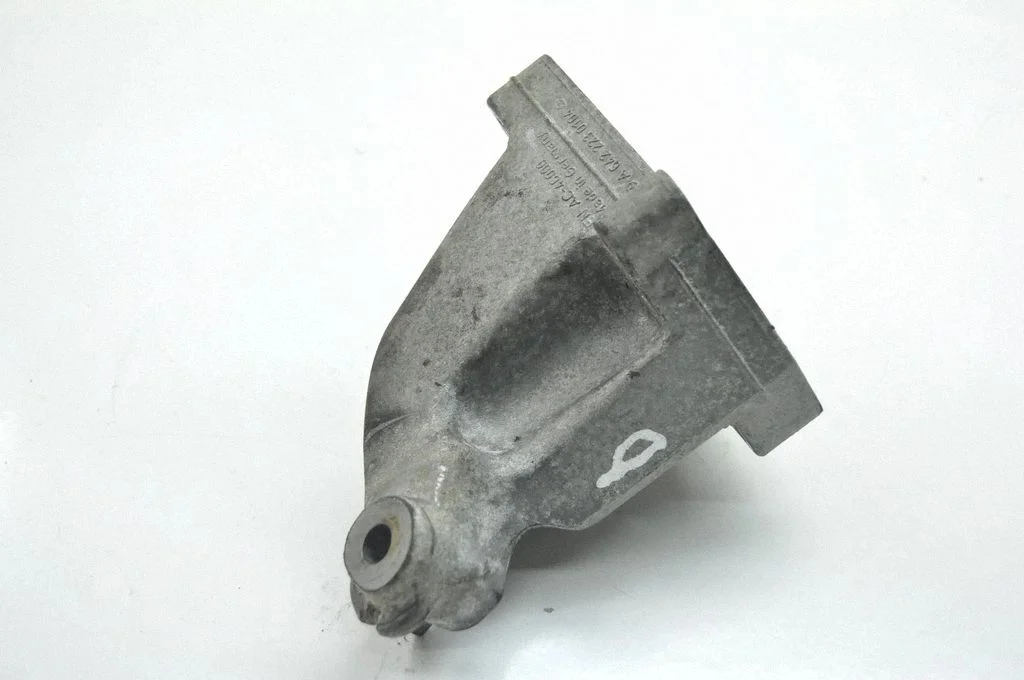 Engine mounting bracket – Mercedes-Benz E-Class W211 (2002-2009)
