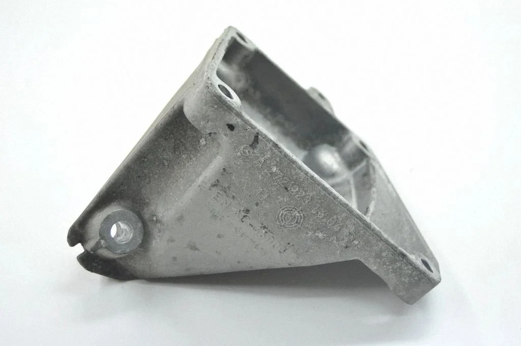 Dzinēja stiprinājuma kronšteins A2722231604
