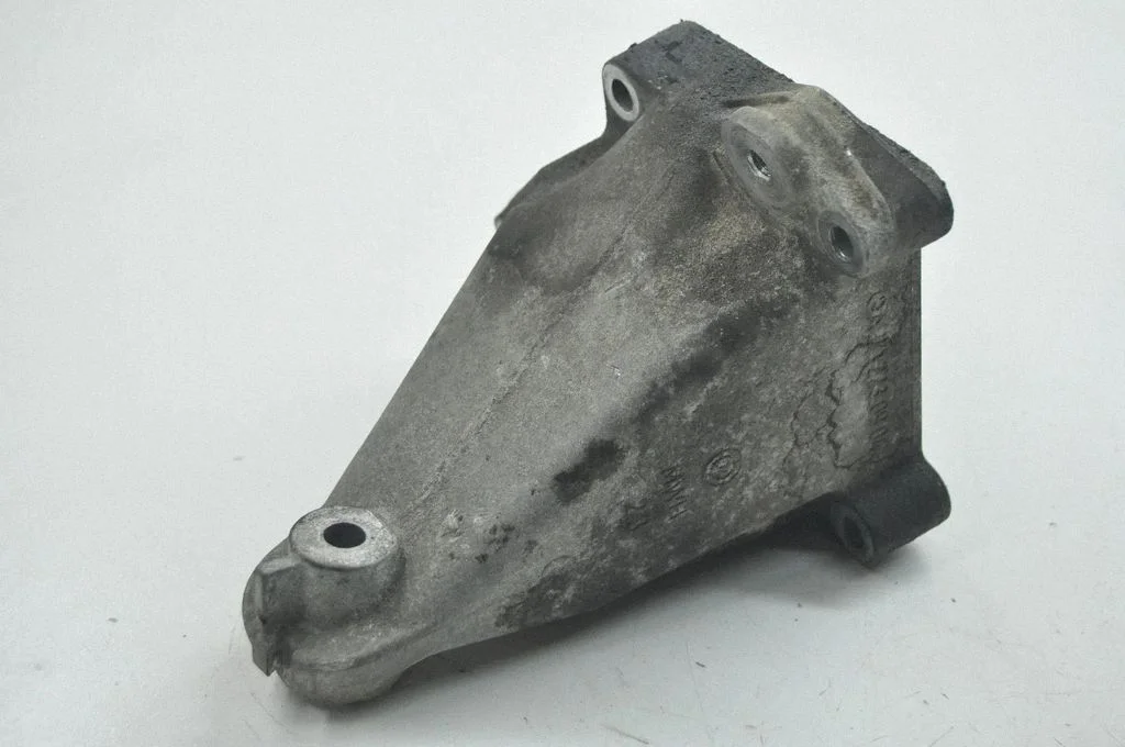 Engine mounting bracket – Mercedes-Benz C-Class W203 (2000-2007)
