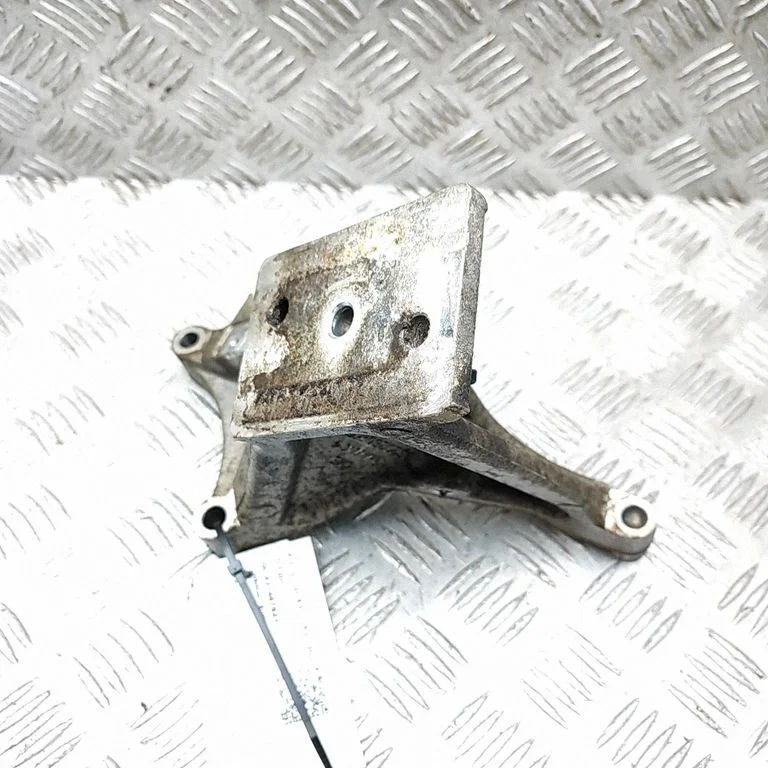 Dzinēja stiprinājuma kronšteins 3W0199308F