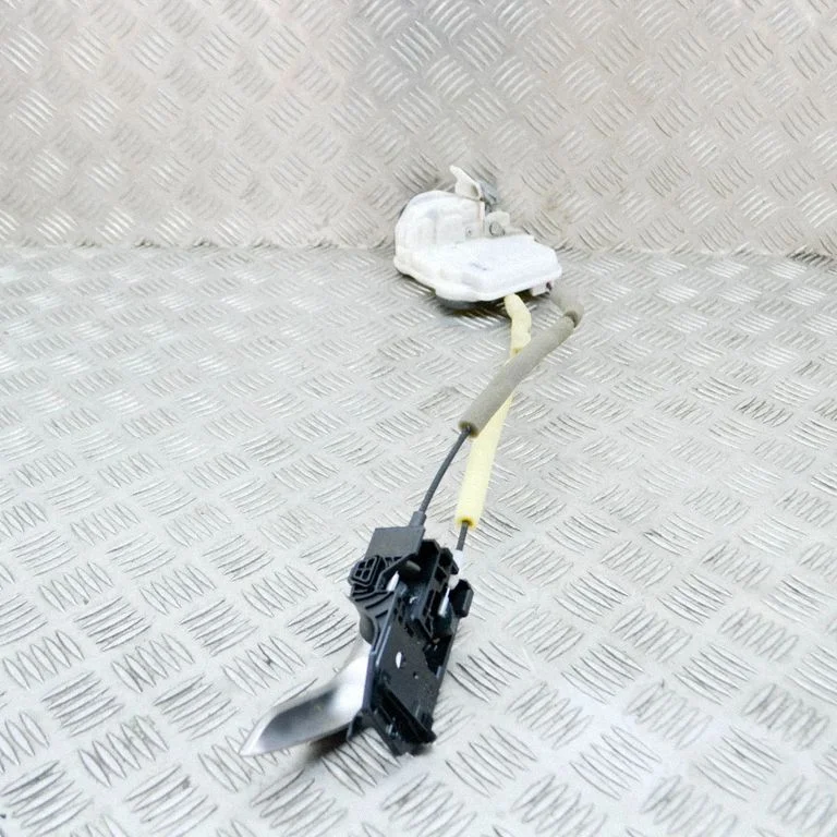 Priekšējā slēdzene (pie roktura) – priekšējā kreisā