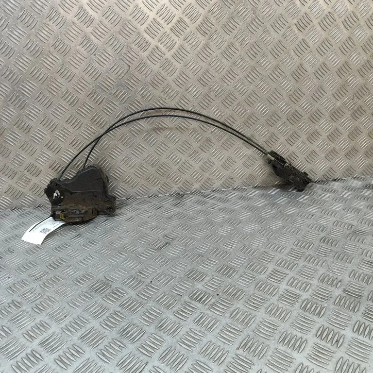 Priekšējā slēdzene (pie roktura) 8225065J21