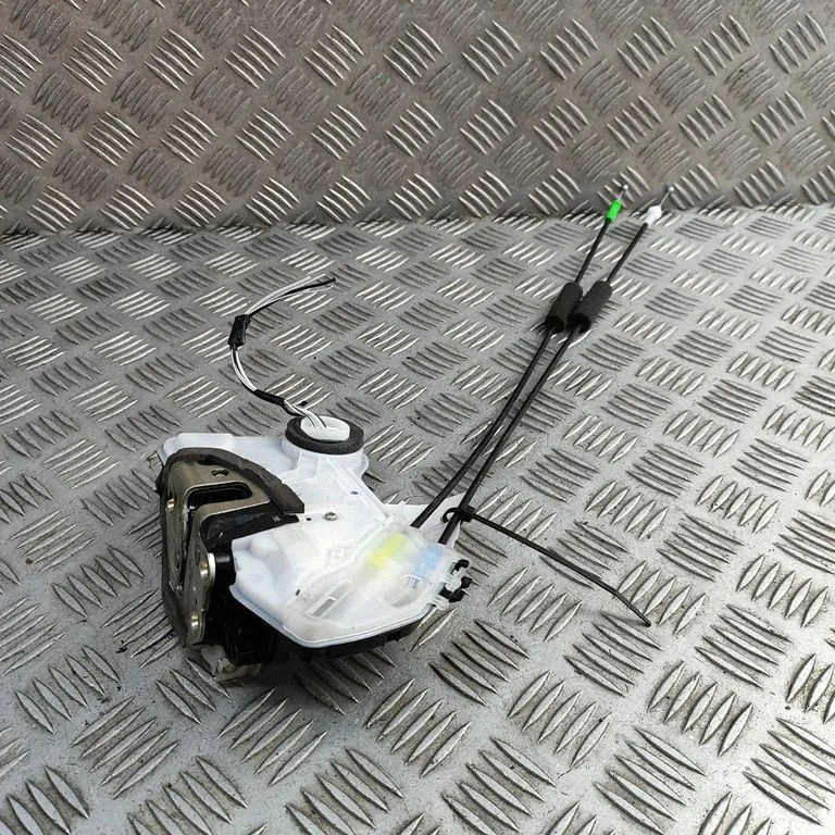 Priekšējā slēdzene (pie roktura) 6904002470