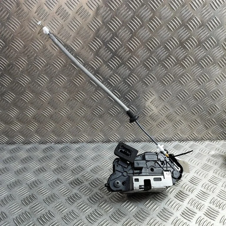 Priekšējā slēdzene (pie roktura) 5TB837015D