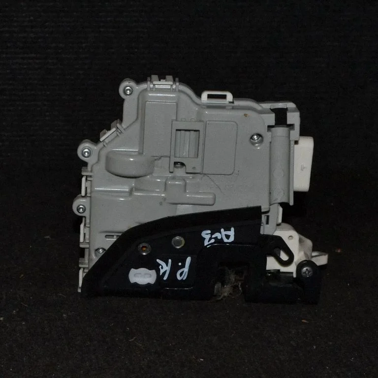 Priekšējā slēdzene (pie roktura) – Audi A3 S3 8P (2003-2012)