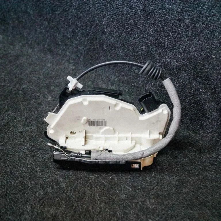 Priekšējā slēdzene (pie roktura) – Volkswagen Tiguan (2007-2016)