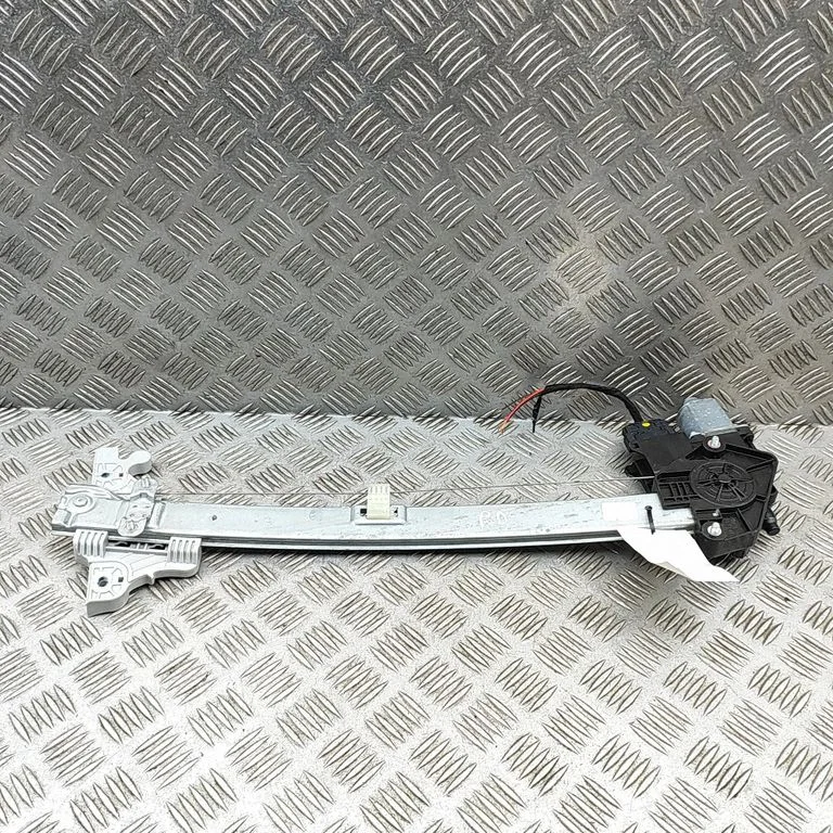 Priekšējā el. loga pacēlāja mehānisma komplekts 013082302V