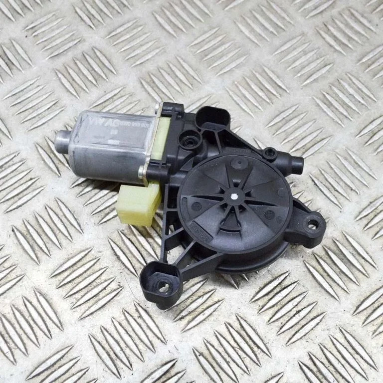Priekšējā loga pacēlāja motoriņš 0130822705