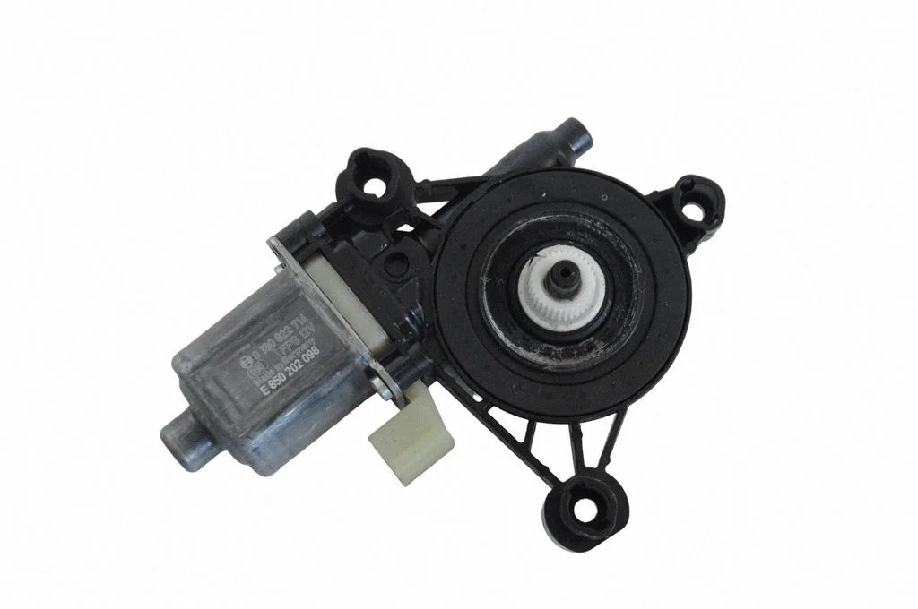Priekšējā loga pacēlāja motoriņš 5Q0959802A