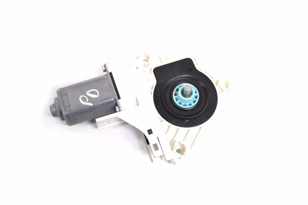 Priekšējā loga pacēlāja motoriņš 8K0959802C